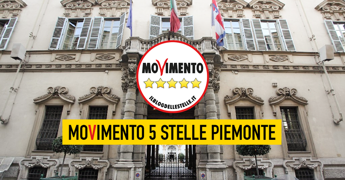 Logo Movimento 5 Stelle Piemonte con sfondo palazzo Lascaris