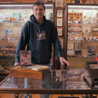 Massimo Tomalino ritratto nella sala del suo piccolo museo