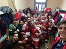 L'esultanza del team dopo la vittoria in esterna L'esultanza del team dopo la vittoria in esterna