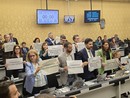 La manifestazione di protesta attuata in aula consiliare dai consiglieri PD La manifestazione di protesta attuata in aula consiliare dai consiglieri PD