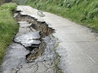 Immagini relative i danni da maltempo sulle strade provinciali
