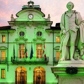 Dai monumenti colorati al banco solidale in piazza Alfieri: Asti si unisce contro la sla