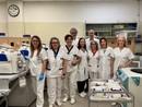 L’equipe del SIMT: medici biologi, infermieri, tecnici di laboratorio con il direttore della struttura complessa, Sandro Macchi, e la coordinatrice tecnica Concetta Tona. L’equipe del SIMT: medici biologi, infermieri, tecnici di laboratorio con il direttore della struttura complessa, Sandro Macchi, e la coordinatrice tecnica Concetta Tona.
