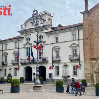 Immagine d'archivio con bandiere italiane e cinesi a suggellare il rapporto di amicizia