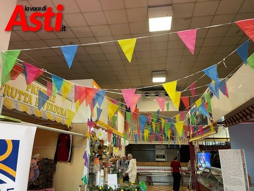 Allestimenti colorati, musica e dibattiti, il Mercato Coperto di Asti ha festeggiato i 100 anni con uno sguardo al futuro