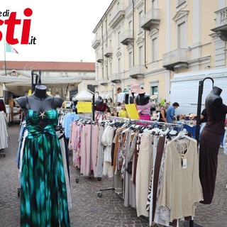 Il mercato serale estivo in occasione della notte bianca del Palio (Merphefoto)