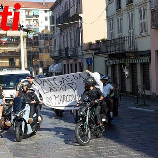 Gli amici di "Fari" durante il funerale