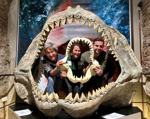 Da sinistra Graziano Delmastro, direttore del Parco, Alessandra Fassio e Marco Sabia nella bocca del Megalodonte Da sinistra Graziano Delmastro, direttore del Parco, Alessandra Fassio e Marco Sabia nella bocca del Megalodonte