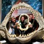 Da sinistra Graziano Delmastro, direttore del Parco, Alessandra Fassio e Marco Sabia nella bocca del Megalodonte Da sinistra Graziano Delmastro, direttore del Parco, Alessandra Fassio e Marco Sabia nella bocca del Megalodonte