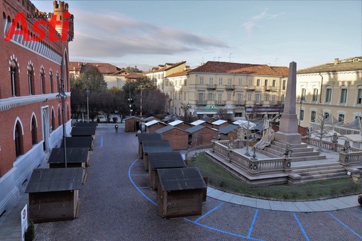 Uno scorcio di piazza Roma con le 'casette' del &quot;Magico Paese di Natale&quot;