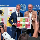 Nella foto, il ministro Urso insieme a Marco Brambilla, responsabile Comunicazione Corporate di Ferrero Italia. In basso insieme anche a Fausta Bergamotto, rappresentati di Poste Italiane e dell’Istituto Poligrafico e Zecca dello Stato