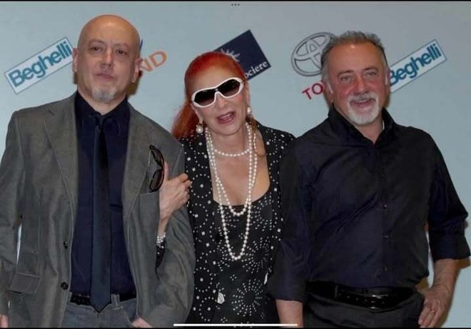 La &quot;pantera di Goro&quot; ritratta con Giorgio Faletti e Enrico Ruggeri (immagine tratta dal gruppo Facebook &quot;Goranti&quot;