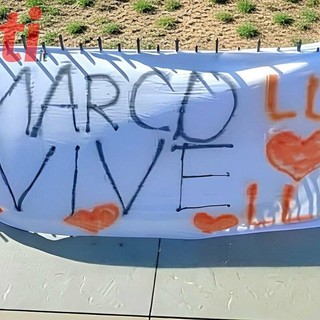 Lo striscione dedicato a Marco Farinella in piazza Roma