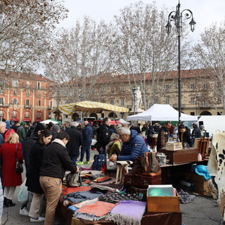 Mercatino dell'antiquariato temporaneamente trasferito per i preparativi del Palio di Asti 2025