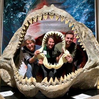 Da sinistra Graziano Delmastro, direttore del Parco, Alessandra Fassio e Marco Sabia nella bocca del Megalodonte