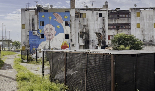 Murales di Papa Francesco sulla facciata di un palazzo nel dipartimento di La Matanza, situato nell'area metropolitana di Buenos Aires (fonte: Vatican News) Murales di Papa Francesco sulla facciata di un palazzo nel dipartimento di La Matanza, situato nell'area metropolitana di Buenos Aires (fonte: Vatican News)