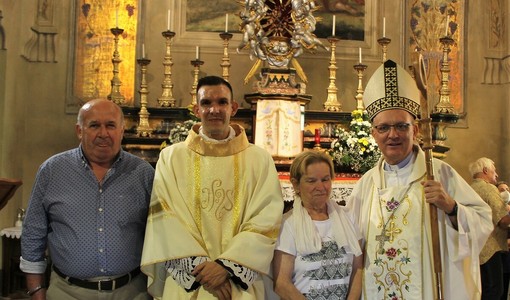 Don Baviera con i genitori e il vescovo Prastaro