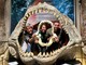 Da sinistra Graziano Delmastro, direttore del Parco, Alessandra Fassio e Marco Sabia nella bocca del Megalodonte Da sinistra Graziano Delmastro, direttore del Parco, Alessandra Fassio e Marco Sabia nella bocca del Megalodonte