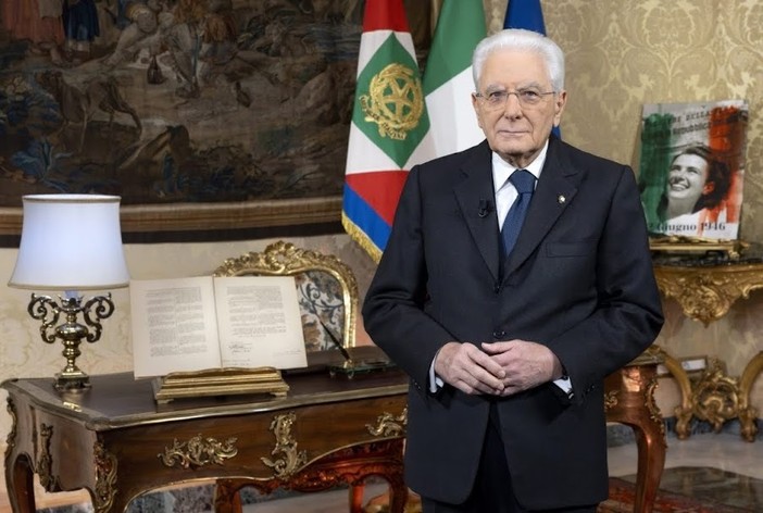 Il Presidente della Repubblica Sergio Mattarella con, alla sua sinistra, un'immagine simbolo di questo 80esimo anniversario Il Presidente della Repubblica Sergio Mattarella con, alla sua sinistra, un'immagine simbolo di questo 80esimo anniversario