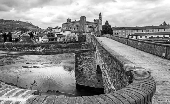 Monastero Bormida, ponte e castello fotografati da Pierluigi Fogliotti per MioAstigiano