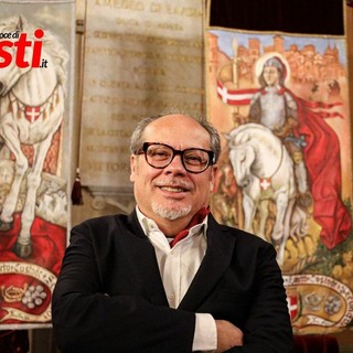 Il maestro Marco Aru con i Palii 2026 Il maestro Marco Aru con i Palii 2026