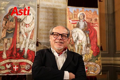 Il maestro Marco Aru con i Palii 2026 Il maestro Marco Aru con i Palii 2026