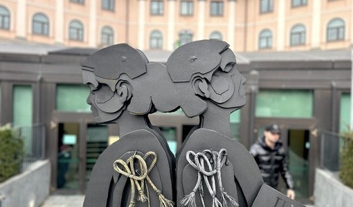 Un particolare dell'esterno del Tribunale di Asti