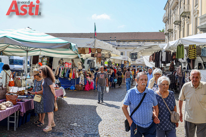Mercato di Asti: mercoledì banchi regolarmente in piazza Libertà e largo Saracco Mercato di Asti: mercoledì banchi regolarmente in piazza Libertà e largo Saracco