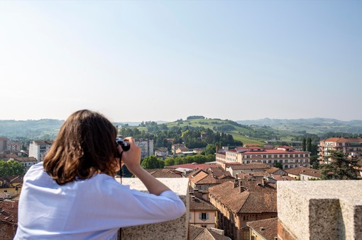 L'Astigiano piace agli stranieri: nel 2024 due turisti su tre sono giunti dall'estero