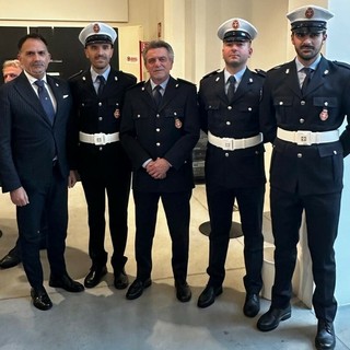 Tre dei quattro nuovi agenti (l'assente è impegnato in un corso di formazione) ritratti con l'assessore alla Polizia Locale Luigi Giacomini e con il comandante Riccardo Saracco Tre dei quattro nuovi agenti (l'assente è impegnato in un corso di formazione) ritratti con l'assessore alla Polizia Locale Luigi Giacomini e con il comandante Riccardo Saracco