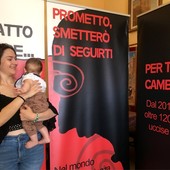 Il più piccolo visitatore della mostra ritratto insieme alla sua mamma