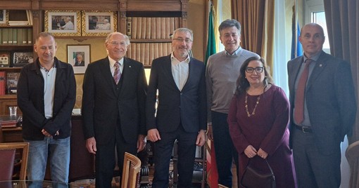 I neo Maestri del Lavoro con il prefetto Claudio Ventrice (in maglione grigio)