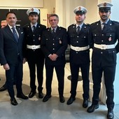 Tre dei quattro nuovi agenti (l'assente è impegnato in un corso di formazione) ritratti con l'assessore alla Polizia Locale Luigi Giacomini e con il comandante Riccardo Saracco