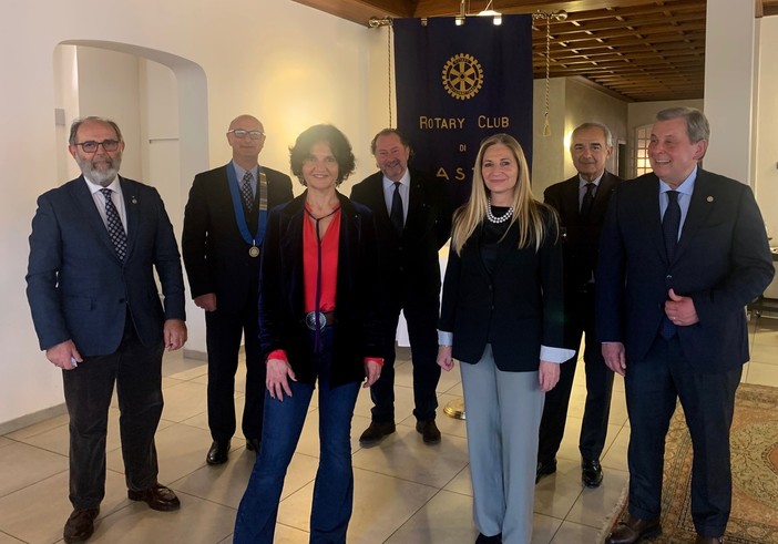 Marco Stobbione (presidente Rotary Club Asti) con insigniti e nuovi soci