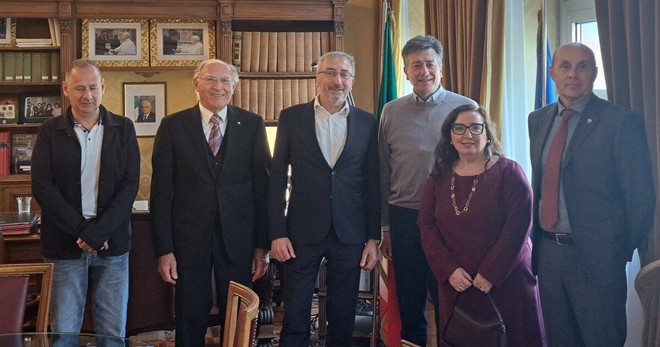 I neo Maestri del Lavoro con il prefetto Claudio Ventrice (in maglione grigio)
