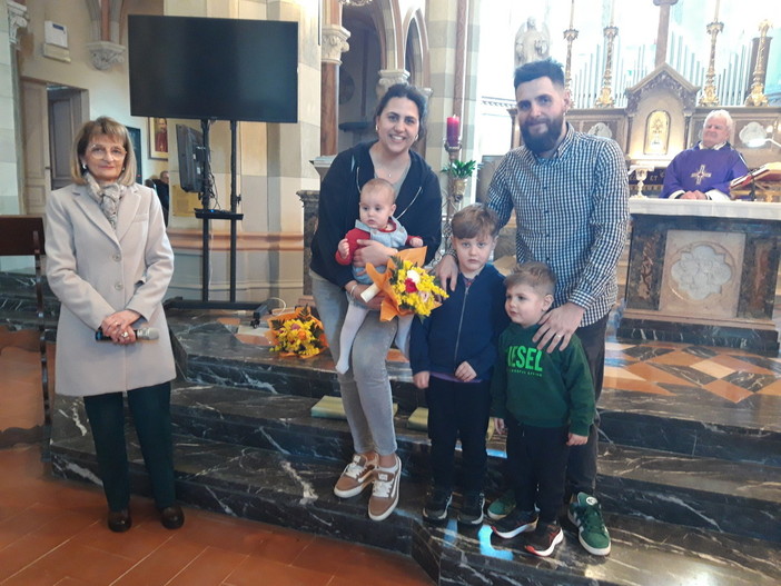 con i genitori e i fratelli maggiori Pietro ed Ettore, la presidente del CIF Antignano Rosi Armosino e il celebrante don Pierino Torchio