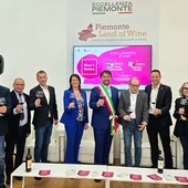 Brindisi allo stand piemontese del Vinitaly. Al centro dell'immagine, con fascia tricolore, Simone Nosenzo, sindaco di Nizza Monferrato e vicepresidente della Provincia di Asti