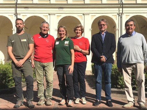 Foto di gruppo con il presidente del Distretto, il sindaco di Cinaglio, personale del Parco Paleontologico e istruttori di Nordic Walking Asti