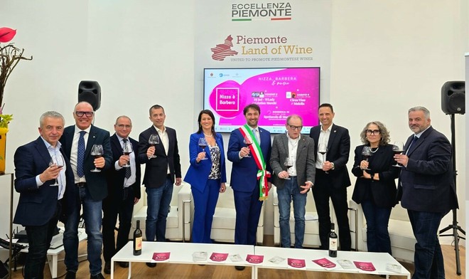 Brindisi allo stand piemontese del Vinitaly. Al centro dell'immagine, con fascia tricolore, Simone Nosenzo, sindaco di Nizza Monferrato e vicepresidente della Provincia di Asti