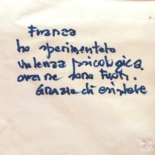 Una frase di una vittima di violenza scritta sul lenzuolo del Cardinal Massaia
