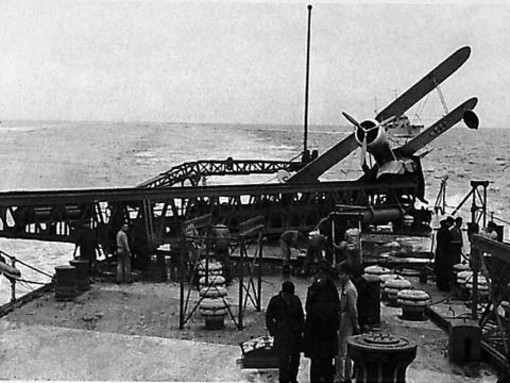La nave da battaglia Vittorio Veneto colpita da un siluro durante lo scontro a Capo Matapan - Immagine tratta da Wikipedia