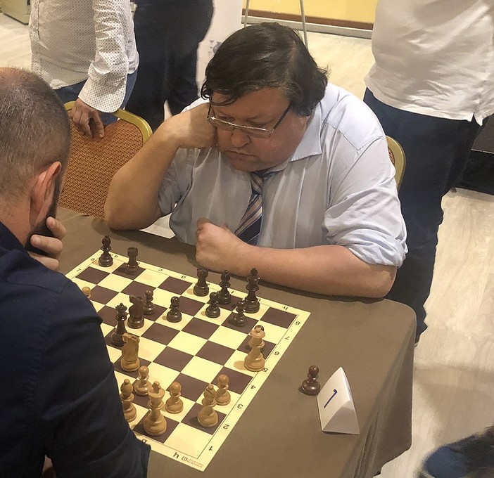 La concentrazione di Igor' Gennad'evič Naumkin durante un torneo nel 2018 (immagine tratta da Wikipedia)