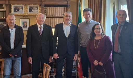 I neo Maestri del Lavoro con il prefetto Claudio Ventrice (in maglione grigio)
