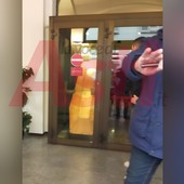 Cerca di entrare in banca con una bara,  prontamente bloccato [VIDEO]