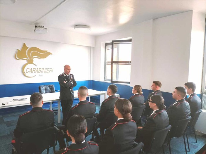 Il colonnello Di Niso con i nuovi arrivi al Comando provinciale dell'Arma Il colonnello Di Niso con i nuovi arrivi al Comando provinciale dell'Arma