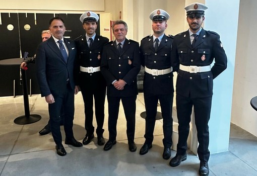 Tre dei quattro nuovi agenti (l'assente è impegnato in un corso di formazione) ritratti con l'assessore alla Polizia Locale Luigi Giacomini e con il comandante Riccardo Saracco Tre dei quattro nuovi agenti (l'assente è impegnato in un corso di formazione) ritratti con l'assessore alla Polizia Locale Luigi Giacomini e con il comandante Riccardo Saracco