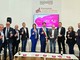 Brindisi allo stand piemontese del Vinitaly. Al centro dell'immagine, con fascia tricolore, Simone Nosenzo, sindaco di Nizza Monferrato e vicepresidente della Provincia di Asti