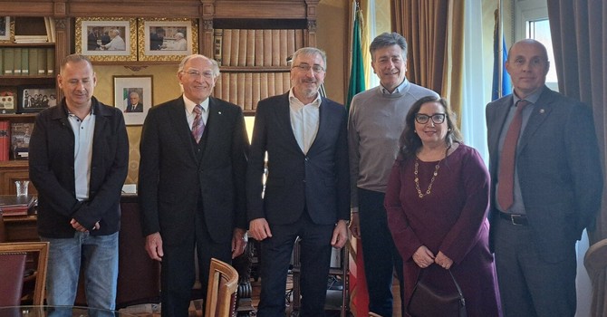 I neo Maestri del Lavoro con il prefetto Claudio Ventrice (in maglione grigio)