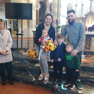 con i genitori e i fratelli maggiori Pietro ed Ettore, la presidente del CIF Antignano Rosi Armosino e il celebrante don Pierino Torchio