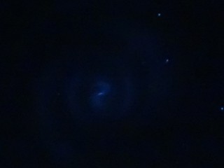 Due immagini della spirale luminosa comparsa nei cieli